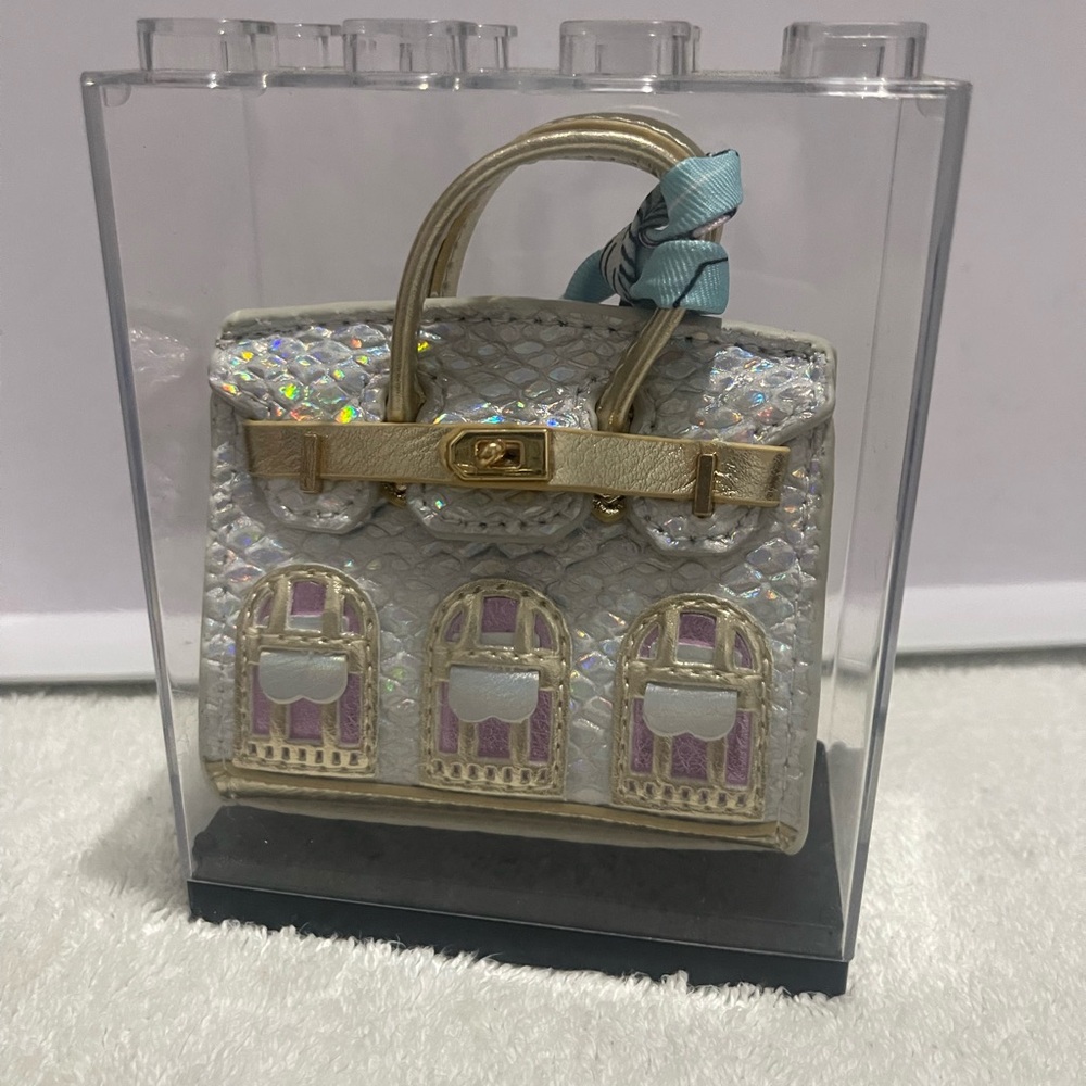 Elegant Quilted Handbag with Gold Accents